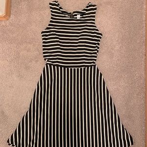 Old Navy dress! Fitted waist! Black and cream! Size M.